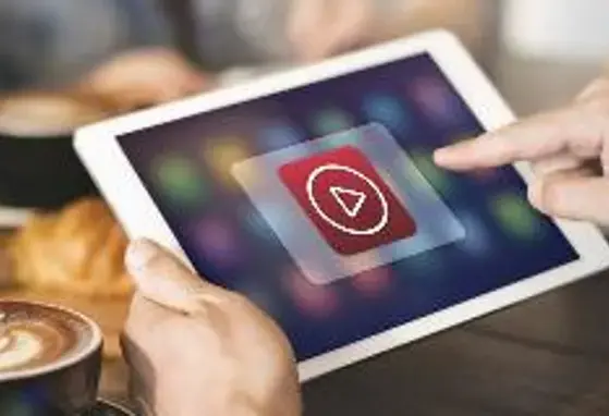 Videos Plano a detalle de una tableta electrónica con un logotipo de play en la pantalla